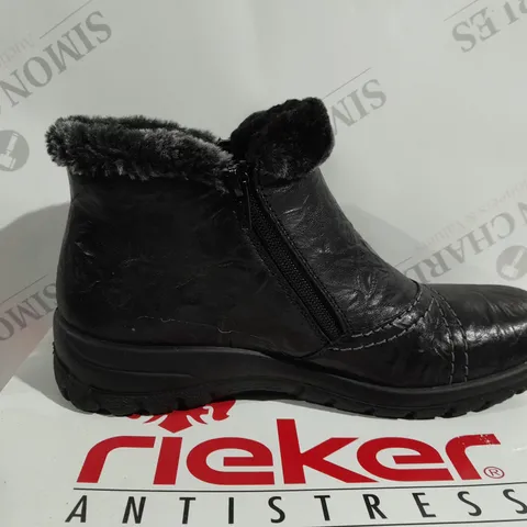 BOXED PAIR OF RIEKER ANKLE BOOTS WITH FUR CUFF IN BLACK - SIZE 6.5