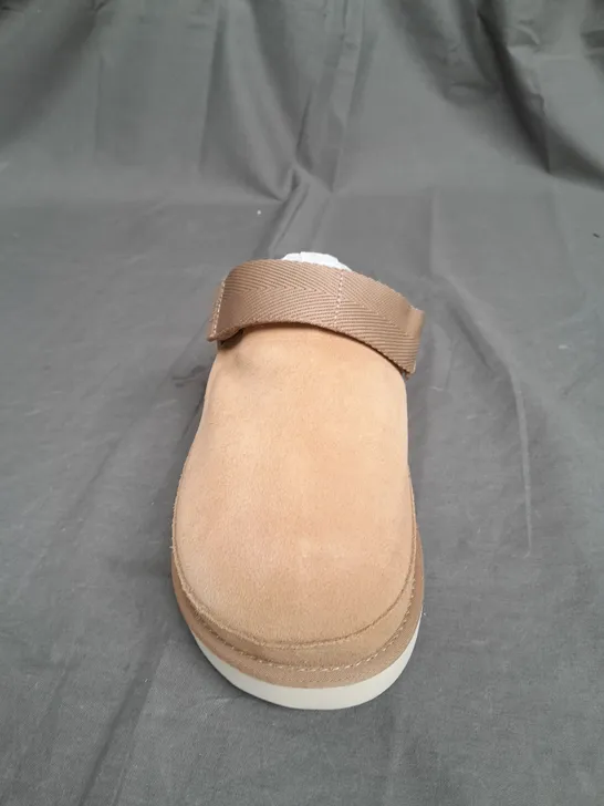 PAIR OF UGG GOLDENSTAR SUEDE CLOG SIZE 37