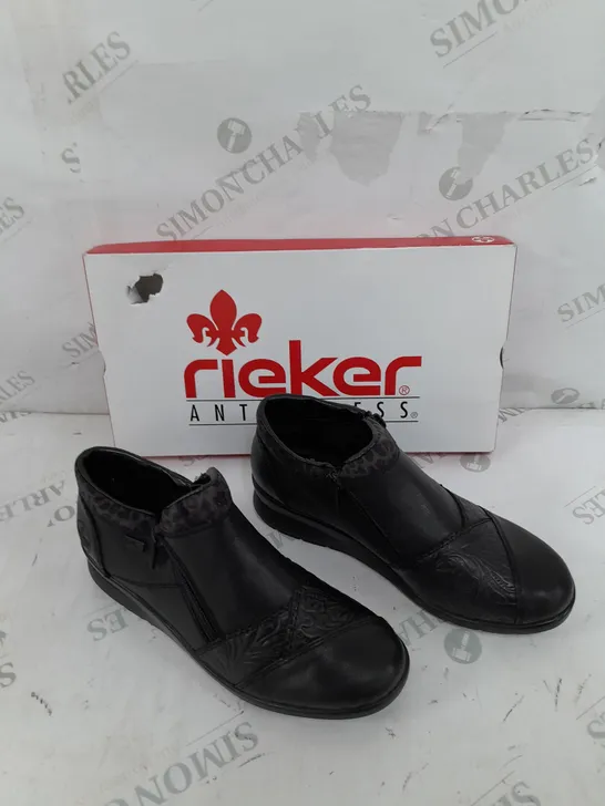 BOXED PAIR OF RIEKER LEATHER DOUBLE ZIP WATER RESISTANT BOOTS IN BLACK SIZE 4 