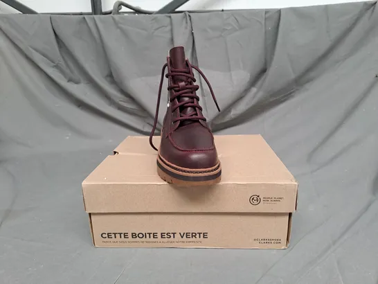 BOXED PAIR OF CLARKS ORIANNA MID IN BURGUNDY LEATHER SIZE 7