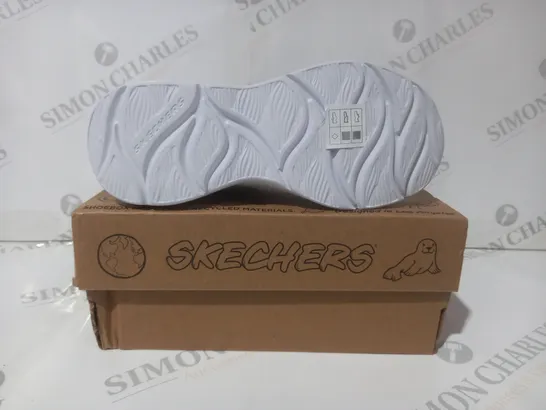 BOXED PAIR OF SKECHERS POWER JAMS KIDS SHOES IN NAVY/MULTICOLOUR UK SIZE 12