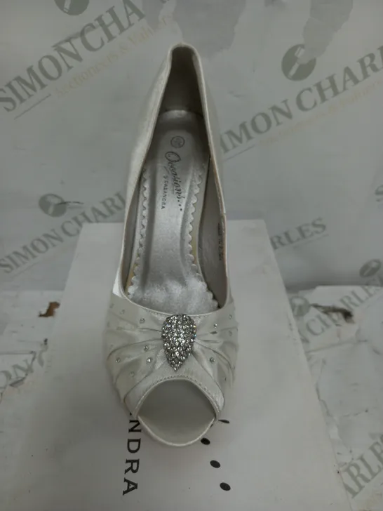 BOXED PAIR OF IVORY DIAMONTE CASARDA OCCASIONS SHOE SIZE 5