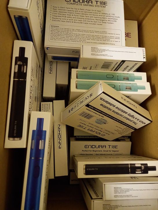 LOT OF APPROX 20 E-CIGARETTES TO INCLUDE INNOKIN GOS, ENDURA T18E IN VARIOUS COLOURS, ETC