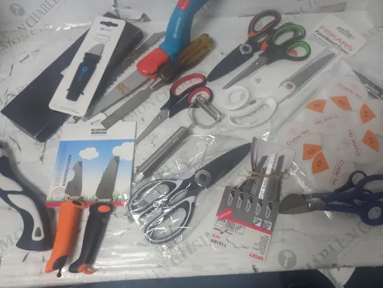 LOT OF ASSORTED TOOLS AND HOUSEHOLD ITEMS TO INCLUDE SCISSORS, KNIVES AND CHISELS