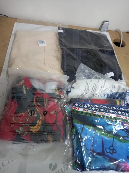 BOX OF APPROX. 40 ASSORTED CLOTHING VARYING IN SIZE/COLOUR/STYLE TO INCLUDE:  TOPS, JEANS, JUMPERS