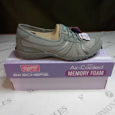 BOXED SKECHERS BREATHEEASY SHOES SIZE 4