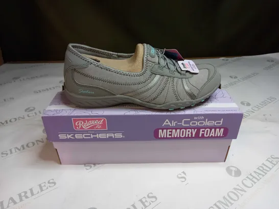 BOXED SKECHERS BREATHEEASY SHOES SIZE 4