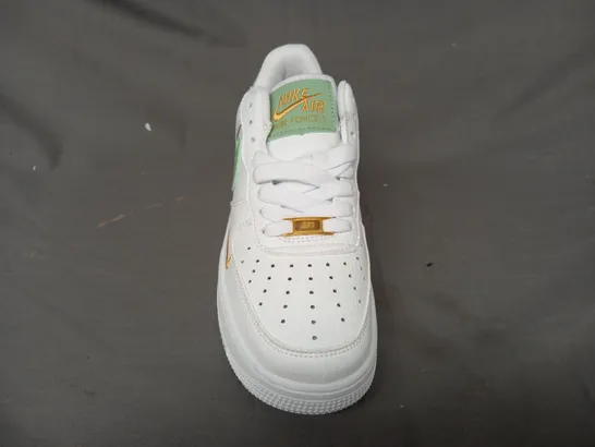 BOXED PAIR OF NIKE AIR FORCE 1 SHOES IN WHITE/GREEN/GOLD UK SIZE 7