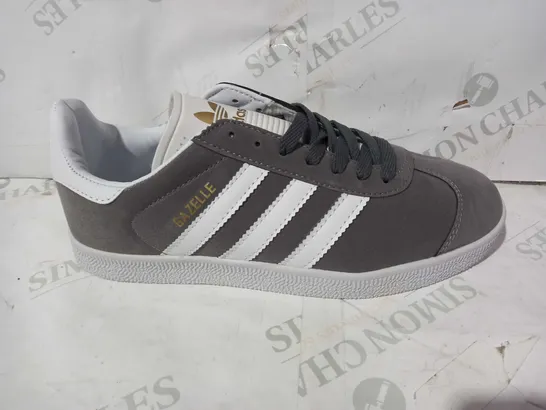 BOXED PAIR OF ADIDAS GAZELLE TRAINERS IN GREY UK SIZE 9