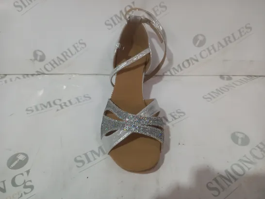 BOXED PAIR OF DESIGNER OPEN TOE LOW HEEL SANDALS IN METALLIC SILVER EU SIZE 40