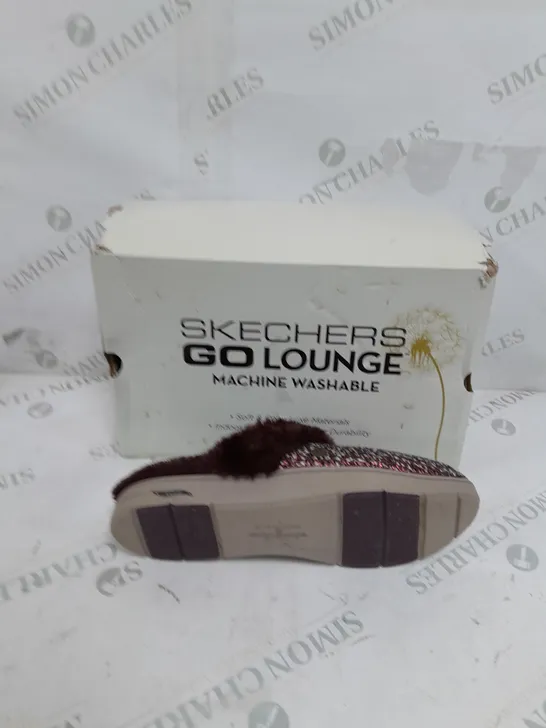 BOXED PAIR OF SKECHERS ARCH SLIPPERS BURGUNDY UK SIZE 6