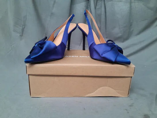 BOXED PAIR OF KAREN MILLEN BOW DETAIL SLING BACK HEELS IN NAVY SIZE 6