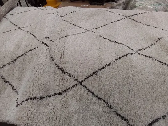 WHITE/BLACK TUFFED RUG