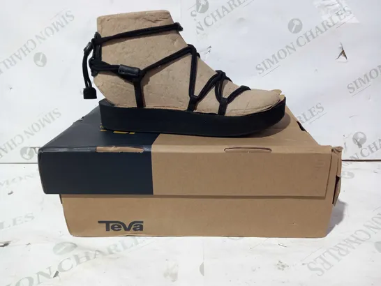 BOXED PAIR OF TEVA MIDFORM INFINITY SANDALS IN BLACK UK SIZE 5