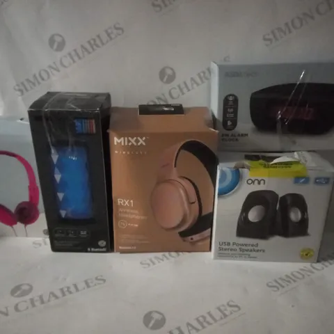 BOX OF APPROX 30 ASSORTED ITEMS TO INCLUDE - MIXX WIRELESS RX1 HEADPHONES - FM ALARM CLOCK - USB POWERED STEREO SPEAKERS ECT