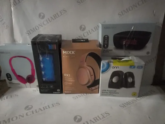 BOX OF APPROX 30 ASSORTED ITEMS TO INCLUDE - MIXX WIRELESS RX1 HEADPHONES - FM ALARM CLOCK - USB POWERED STEREO SPEAKERS ECT