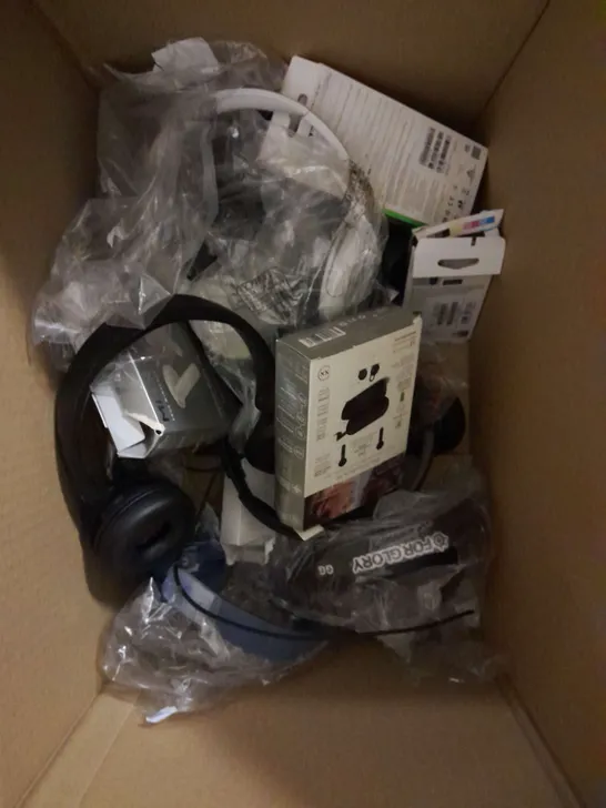 BOX OF APPROXIMATELY 12 ASSORTED ELECTRICAL ITEMS TO INLUDE - HEADPHONES - EARPHONES - COMPUTER MICE - ETC