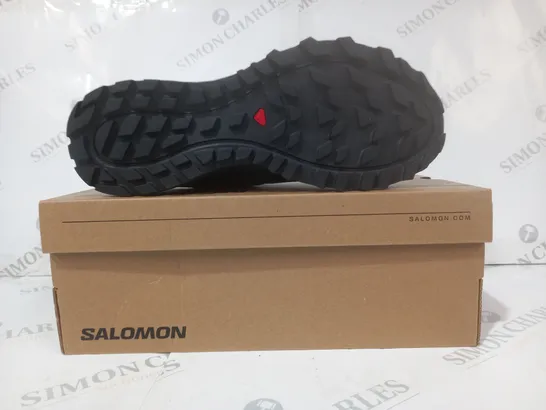 BOXED PAIR OF SALOMON WANDER GTX SHOES IN BLACK/BLUE UK SIZE 10.5