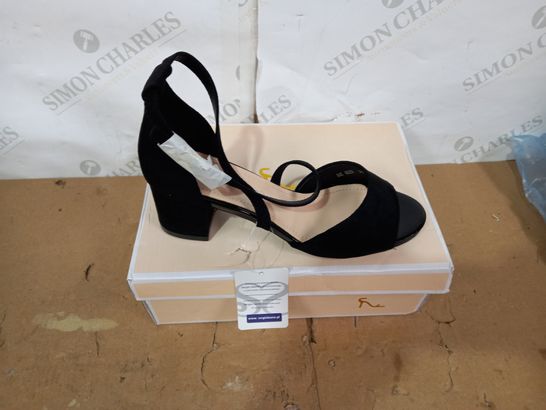 BOXED PAIR OF SERGIO LEANE BLACK HIGH HEELS SIZE 39