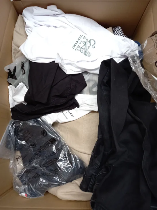 BOX OF APPROXIMATELY 25 ASSORTED CLOTHING ITEMS TO INCLUDE -HAT , SHORTS , TROUSERS ETC