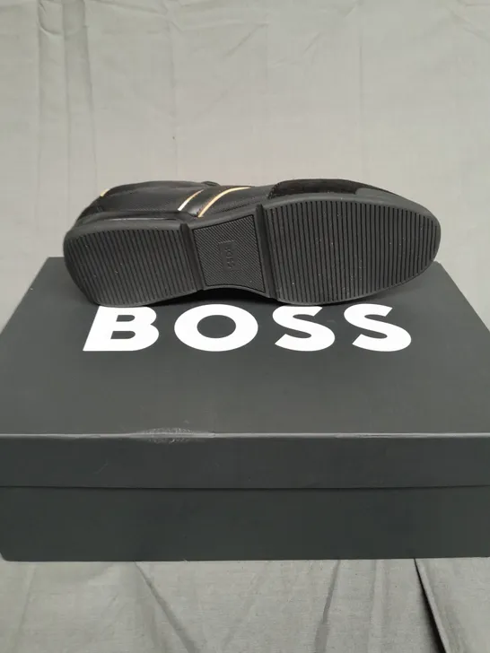 BOXED PAIR OF BOSS SATURN LOW BLACK/GOLD SIZE UK 6