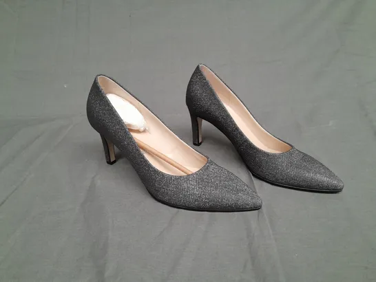 BOXED PAIR OF GABOR DANE HEEL IN SILVER GLITTER SIZE 4 1/2