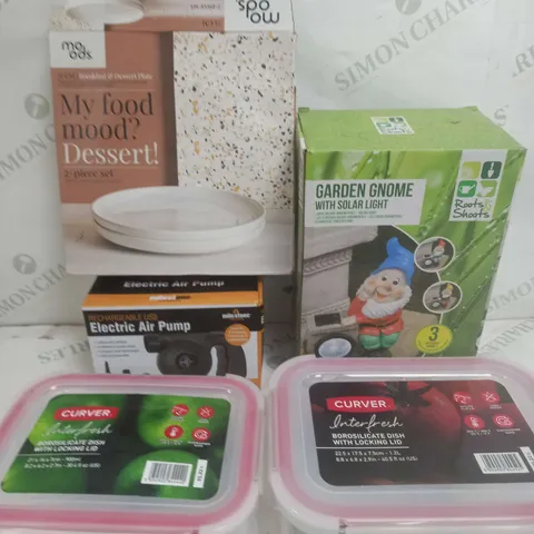 BOX OF APPROXIMATELY 10 ASSORTED ITEMS TO INCLUDE LOCK DISH, GARDEN GNOME, PLATES ETC