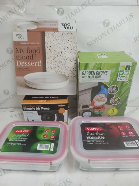 BOX OF APPROXIMATELY 10 ASSORTED ITEMS TO INCLUDE LOCK DISH, GARDEN GNOME, PLATES ETC