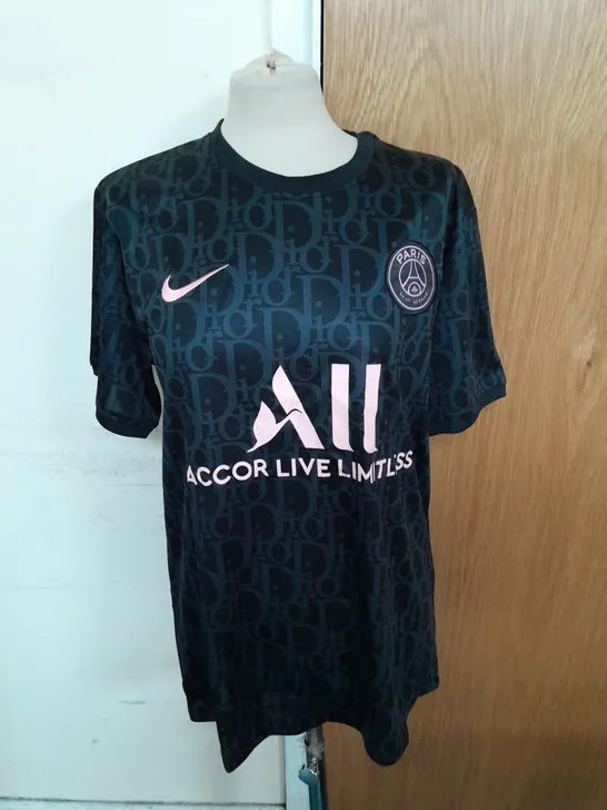 NIKE X PARIS SAINT GERMAIN FC FOOTBALL SHIRT AND SHORT SET IN BLACK AND PINK SIZE L