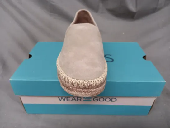 BOXED PAIR OF TOMS CORALINA SLIP-ON SHOES IN TAUPE SIZE 6