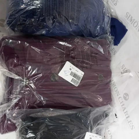 BOX OF ASSORTED CLOTHINGS TO INCLUDE NAVY SWEATSHIRT - 4XL CRISP BERRY TOP - BLACK STRIP COMBO JUMPER  