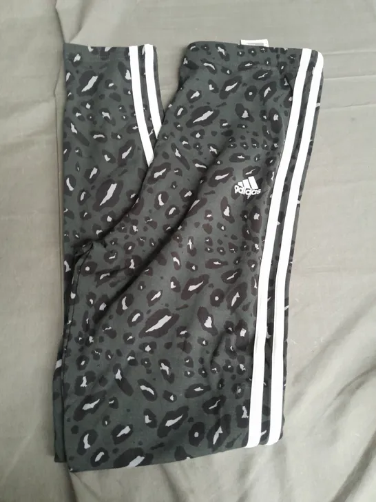 ADIDAS ANIMAL PRINT LEGGINGS IN GREY/BLACK - MEDIUM