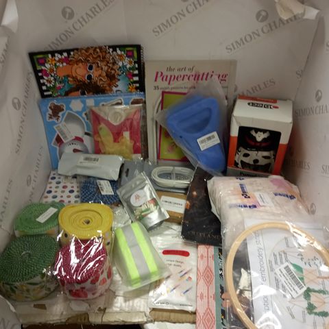 BOX OF APPROX 20 ASSORTED ITEMS TO INCLUDE ASSORTED CHRISTMAS STICKERS, PAPERCUTTING BOOK, HALLOWEEN LIGHT