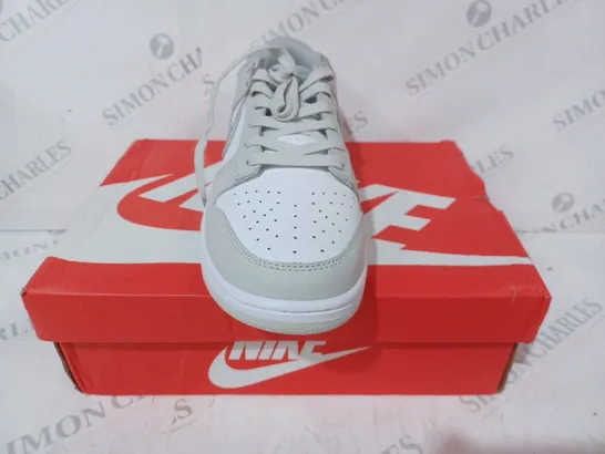 BOXED PAIR OF NIKE DUNK LOW SE SHOEs IN GREY/WHITE UK SIZE 9