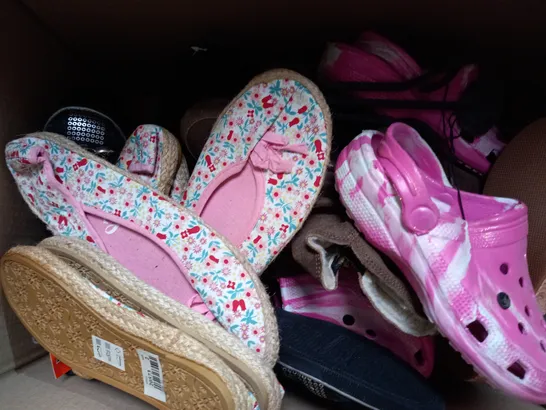 APPROXIMATELY 10 PAIRS OF ASSORTED KIDS SHOES IN VARIOUS STYLES AND SIZES 