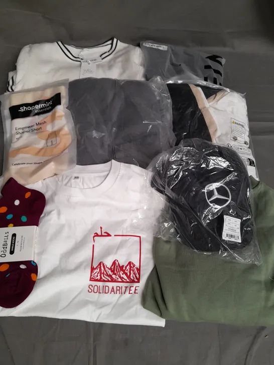 BOX OF APPROXIMATELY 15 ASSORTED CLOTHING ITEMS TO INCLUDE - TSHIRTS, HAT, TROUSERS ETC