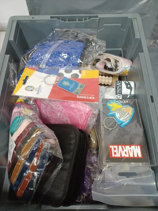 BOX OF APPROXIMATELY 20 ASSORTED HOUSEHOLD ITEMS TO INCLUDE GARDNEING GLOVES, FREEZER BAGS AND A FOLDABLE WATER BOTTLE