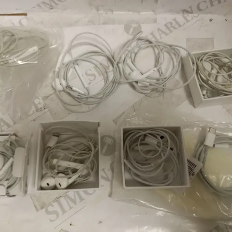 LOT OF 7 PAIRS OF APPLE EARPHONES WITH LIGHTNING CONNECTOR + 1 USB-C CABLE