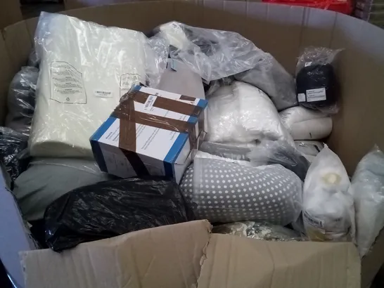 PALLET OF ASSORTED ITEMS INCLUDING NECK PILLOWS, ORTHOPEDIC DONUT CUSHIONS, CHAIR LUMBAR SUPPORT, SONIVE MATTRESS TOPPER, INFLATABLE TRAVEL PILLOW, MOLBILY PILLOWS 