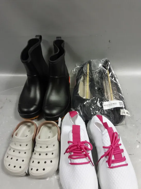 APPROXIMATELY 15 ASSORTED PAIRS OF FOOTWEAR IN VARIOUS STYLES & SIZES