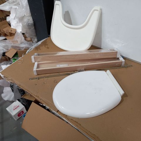 LOT OF APPROXIMATELY 5 ASSORTED HOUSEHOLD ITEMS TO INCLUDE DESIGNER WHITE TOILET SEAT, DESIGNER OAK EFFECT SHELVES, DESIGNER HIGH CHAIR TRAY ETC