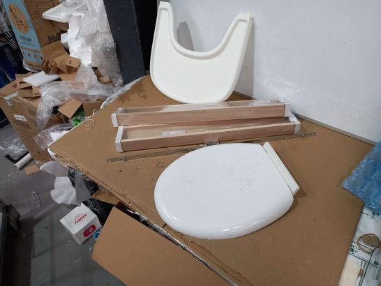 LOT OF APPROXIMATELY 5 ASSORTED HOUSEHOLD ITEMS TO INCLUDE DESIGNER WHITE TOILET SEAT, DESIGNER OAK EFFECT SHELVES, DESIGNER HIGH CHAIR TRAY ETC