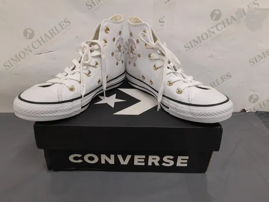 BOXED PAIR OF CONVERSE ALL STAR SHOES IN WHITE/GOLD SIZE 5