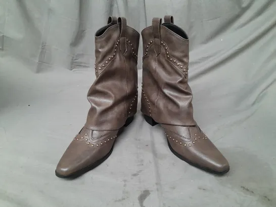 BOXED PAIR OF ASYLUM WESTERN STYLE ANKLE BOOTS IN DARK BROWN EU SIZE 40