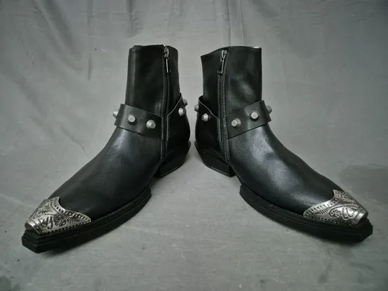 BOXED PAIR OF KOI SOULRENDER MEN'S HARDWARE COWBOY BOOTS IN BLACK/ANTIQUE SILVER UK SIZE 9