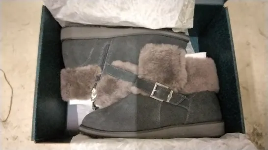 3 EMU AUSTRALIA SHOE BOXES CONTAINING OXLEY FUR CUFF ANKLE BOOTS, DARK GREY - SIZE 5