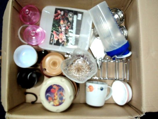 LOT OF APPROXIMATELY 15 ASSORTED KITCHENWARE ITEMS, TO INCLUDE STORAGE BOXES, JARS & MUGS
