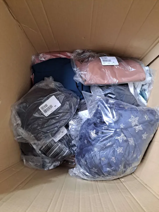 BOX OF APPROX 20 ASSORTED CLOTHING ITEMS TO INCLUDE - TROUSERS, JUMPERS, SOCKS ETC