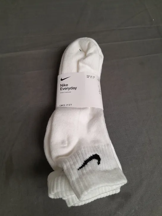 NIKE EVERYDAY DRI FIT WHITE SOCKS - UK 8-11