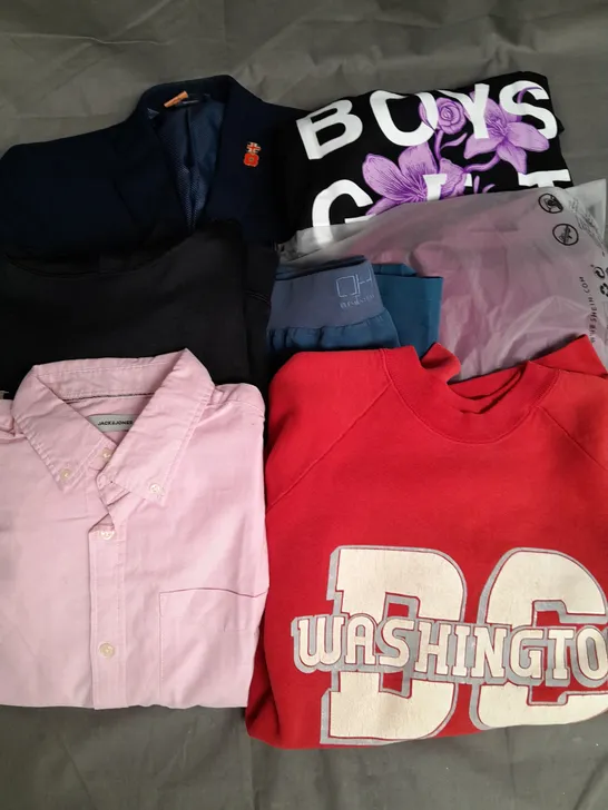 BOX OF APPROXIMATELY 25 ASSORTED CLOTHING ITEMS TO INCLUDE - SHIRT, JACKET, HOODIE ETC